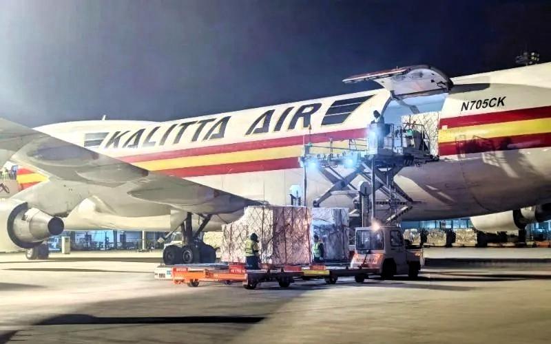 凌晨4点的合肥新桥机场，一架波音747全货机静静落地，没人想到，舱门打开后，里面