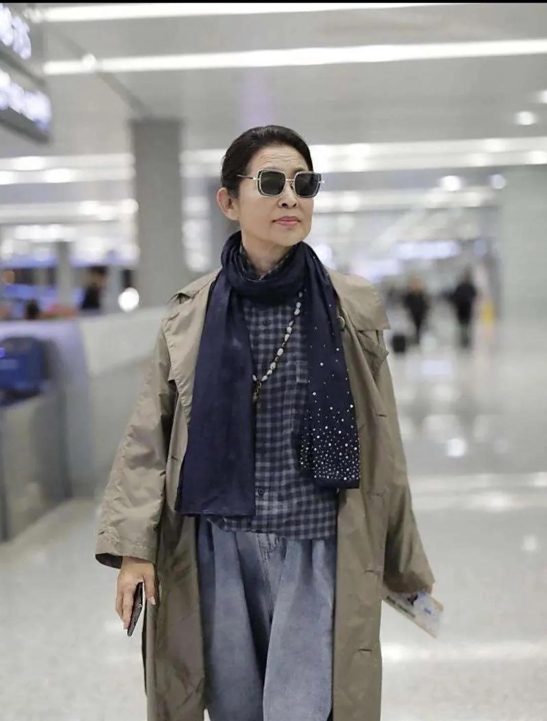 66岁倪萍机场亮相：瘦身成功气场全开，时尚感不输年轻人66岁的倪萍现身机场