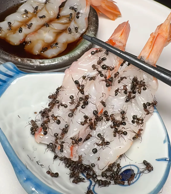这是什么哪里的特色美食吃法？第一次见，有没有人介绍一下好不好吃！
