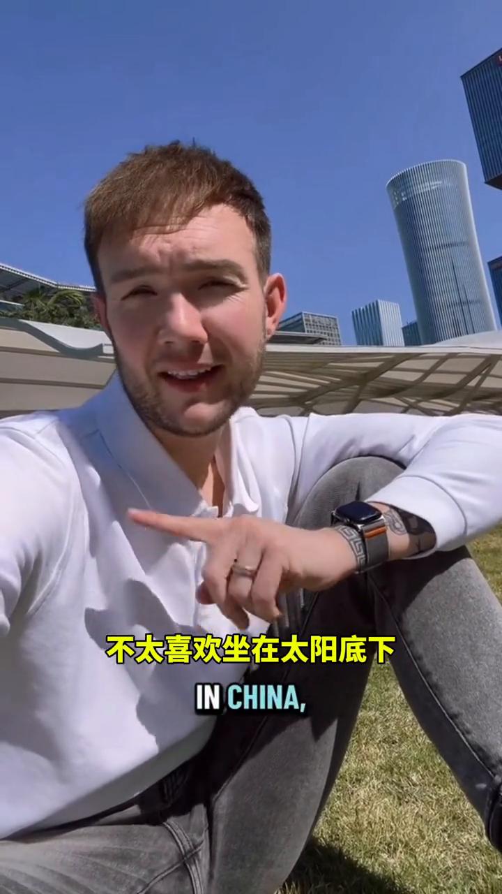 在中国这个公园里的人都不愿意坐在我旁边，但原因不是你想的那样。我现在正坐在深圳的