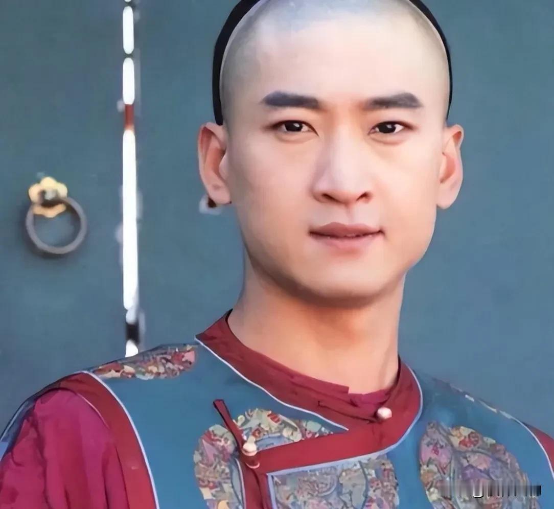 周杰2012年拍戏时，见到一位老演员，曾红遍全国，《大众电影》杂志封面经常有她。