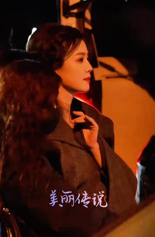 白鹿春晚凌晨下班路透白鹿春晚备播下班白鹿春晚备播下班，白鹿春晚凌晨下班路透来袭