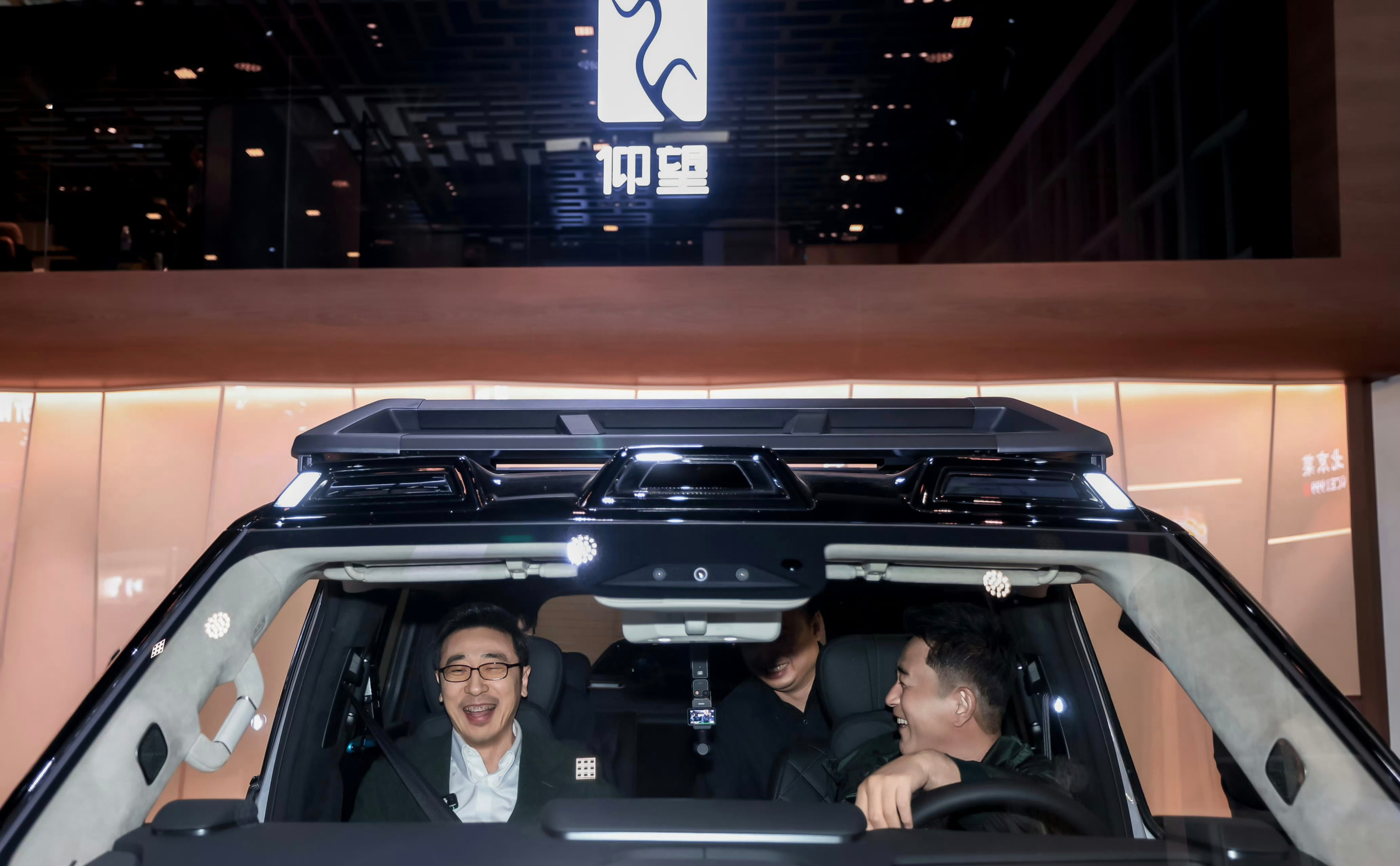 昨天雷总去比亚迪展台也就算了，今天这王志飞和宁里一块到仰望站台去看车，甚至还下单