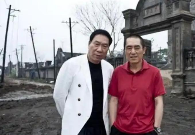 张艺谋回老家，对着修了一辈子自行车的残疾弟弟，说：“哥给你三个选择！”弟弟低头想