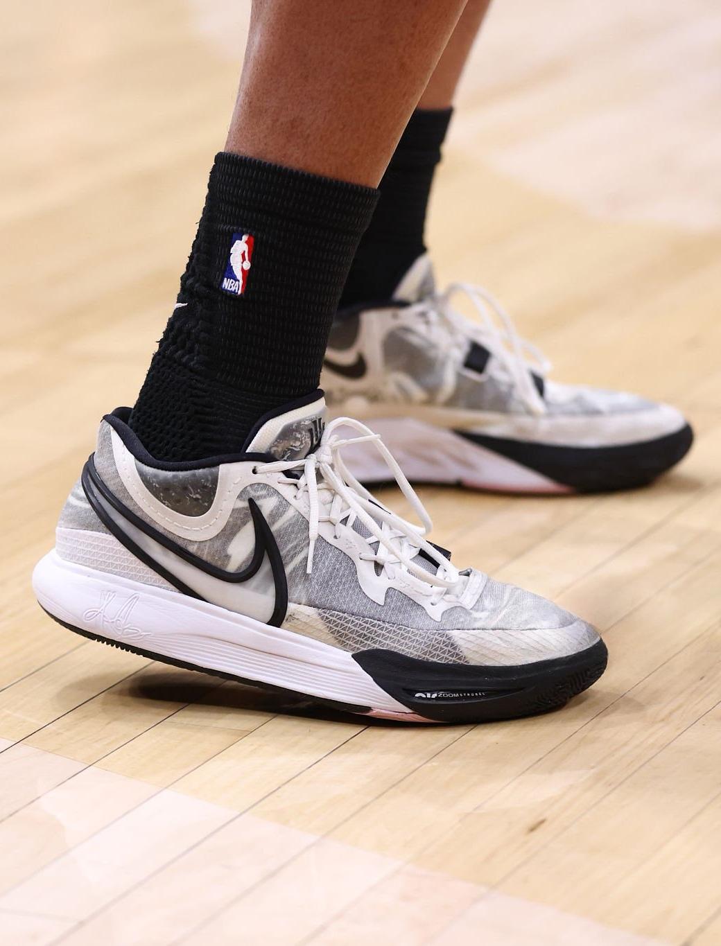 巴恩斯穿着Kyrie9, 砍下33分5篮板11助攻1抢断1盖帽