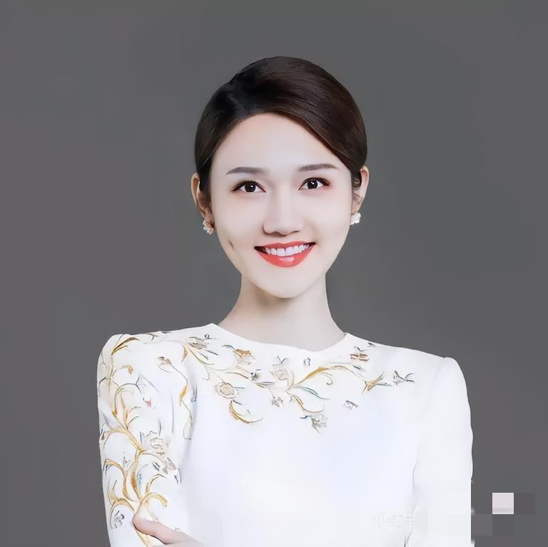 听离职的央视编导酒后吐真言，龙洋这日子过得，简直让人大跌眼镜。屏幕前光芒万丈