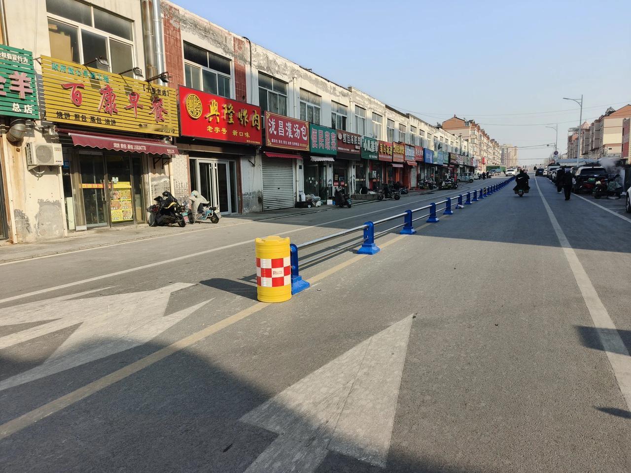 淄川这一路段新安装了交通护栏！为保障交通安全，提高道路通行效率，防止车辆乱停