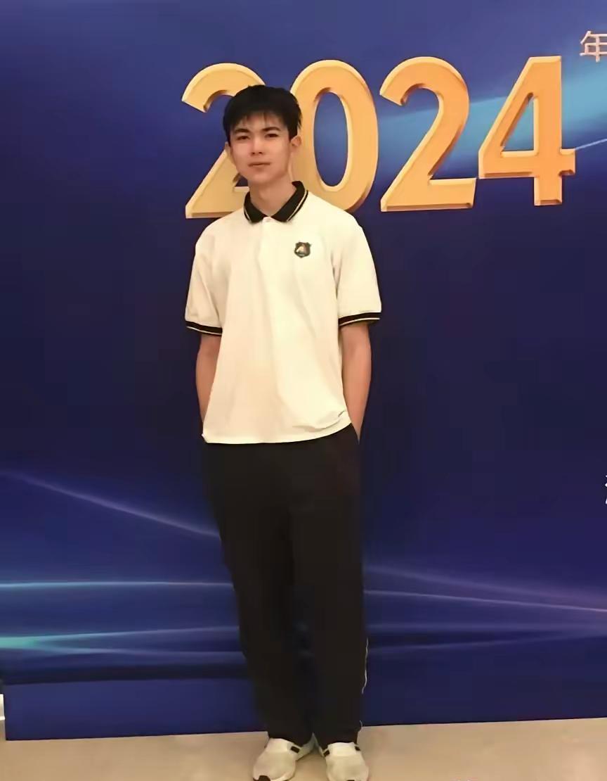 最近大连的这个帅小伙出名了,胡可为,目前就读于大连24中,今年的全国物理竞赛获得