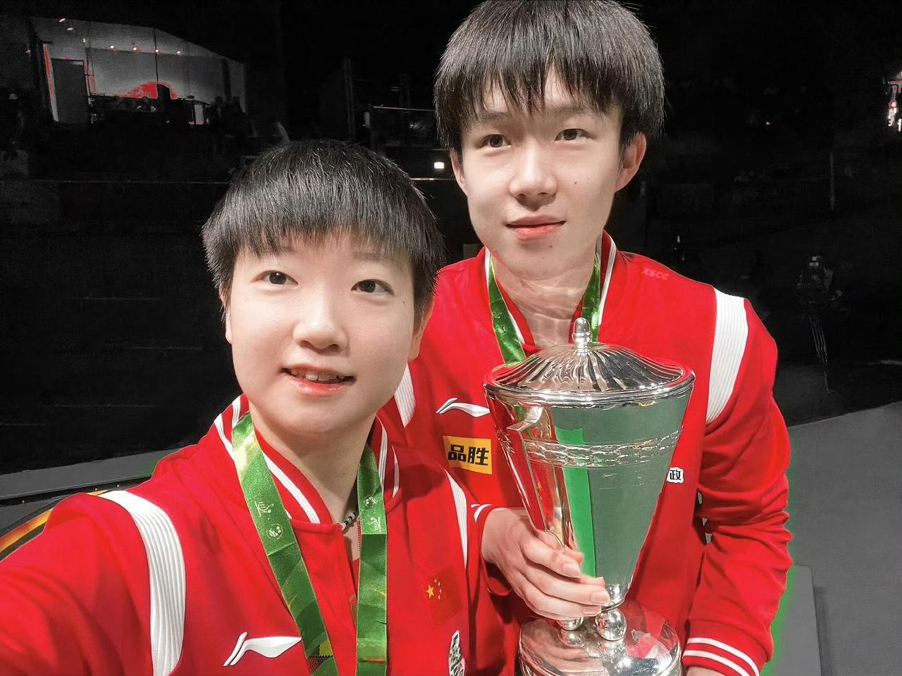 莎头这波奖牌互动，直接杀疯了！莎莎举着奖牌怼镜头，大头就乖乖站在旁边，眼神