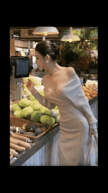 哇塞！这是哪家的美丽少妇在买菜呀，太吸睛了！某地农贸市场，走来一位身材高桃，