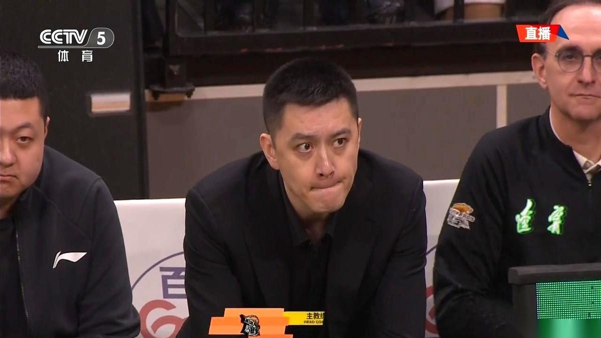 辽宁主场，记分牌上的数字最终停在-26。终场哨还没响，观众席已经空了一半，剩下