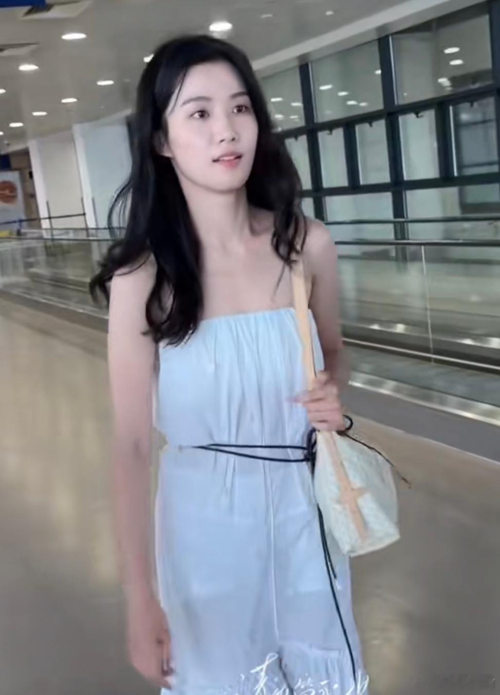 卢昱晓回国机场路透，温柔白月光归国！