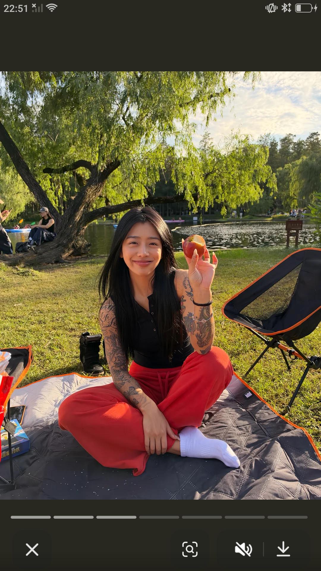 【上海久事男篮后卫李添荣女友胡旋子更新社媒，分享户外郊游照片。胡旋子和男友李添荣