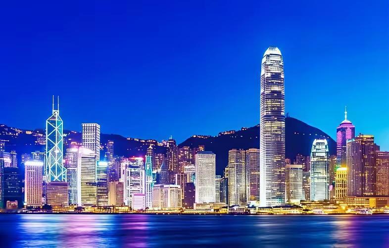 ​香港仍然是世界上的经济中心，人均的经济收入非常惊人的，平均每个人的月收入达到2