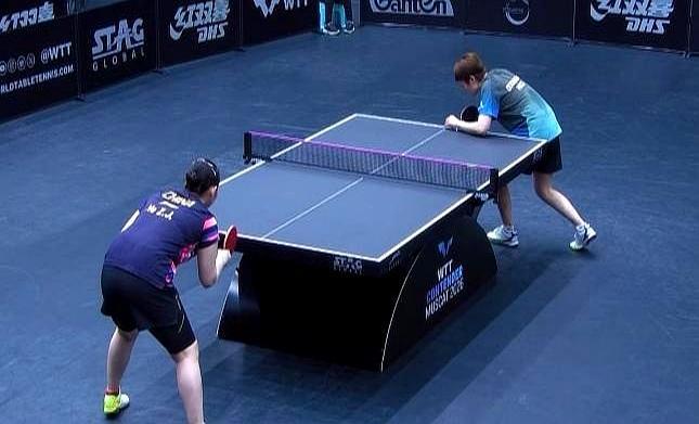 3比0赢杜凯琹，反手却被逼到墙角赢球那刻，何卓佳没笑。镜头切到她，脸上写着