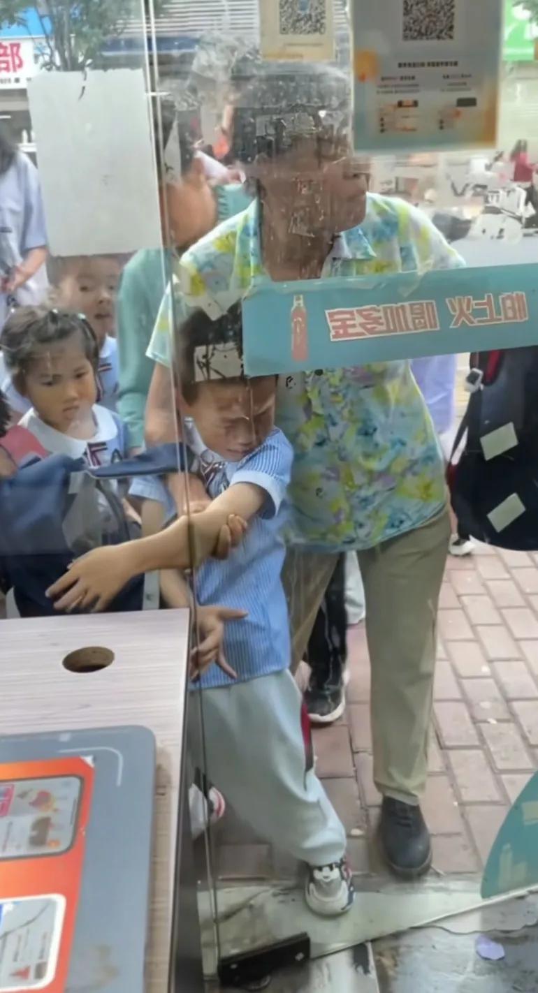 这种情况最快办法直接打烂玻璃了，赔钱也是没办法的，好怕骨头会断了这种门能拆，一