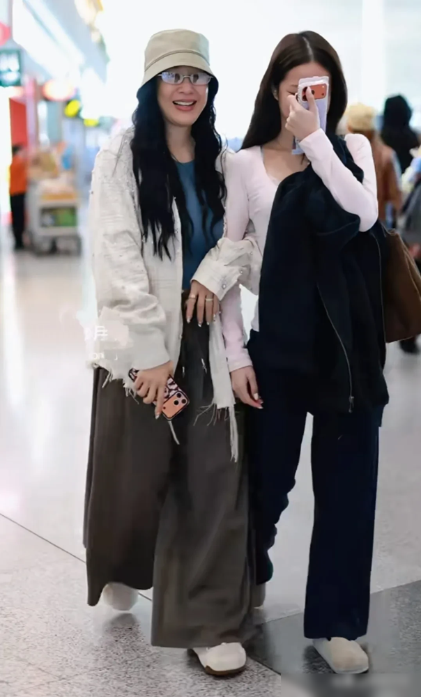 钟丽缇现身北京机场，送二女儿出国留学，感觉明星们的孩子，大多都出国留学了！长发披肩的钟丽缇，生图状态
