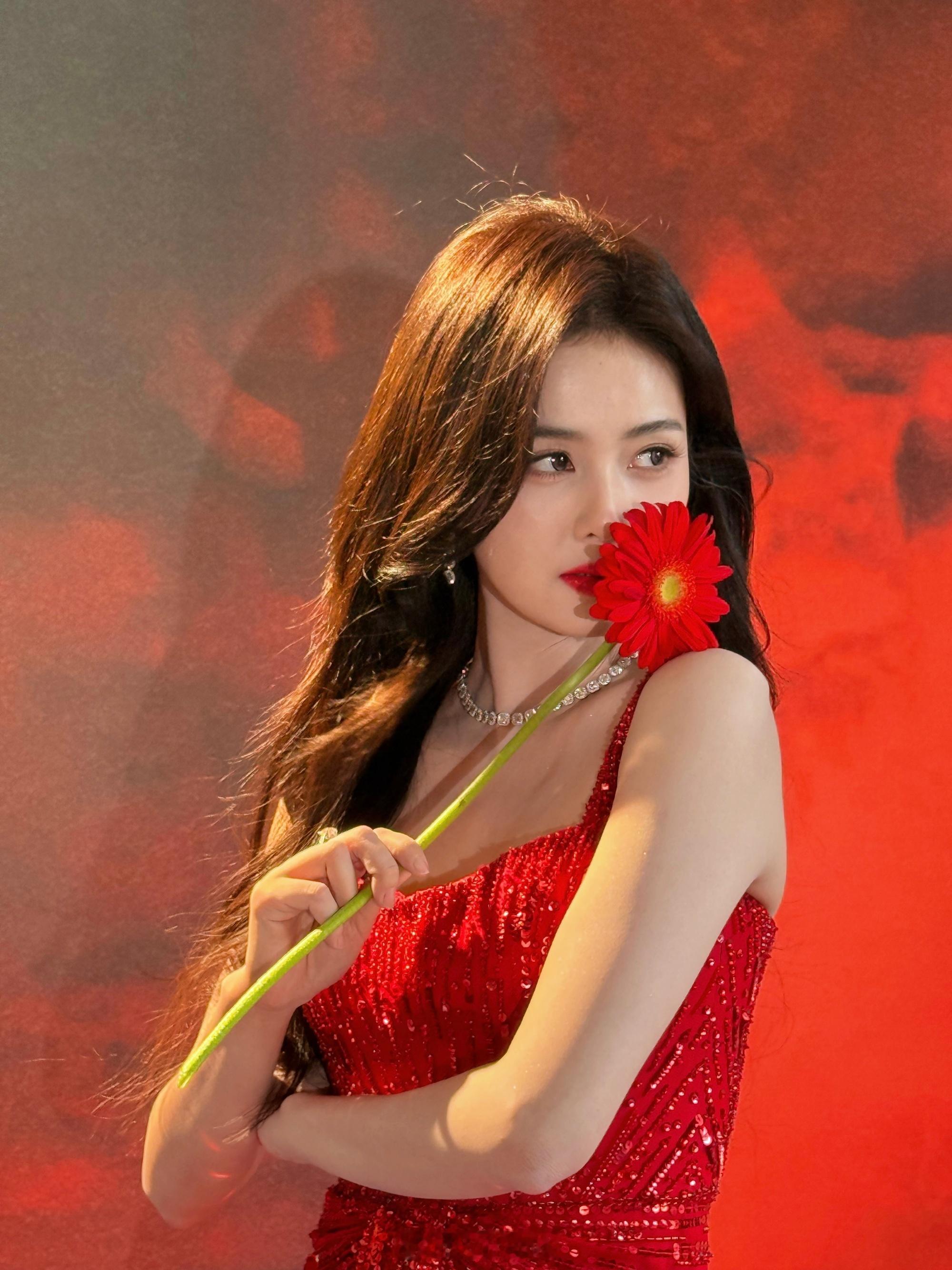 穿红裙披卷发魅力十足、新年照超美——白鹿。每日明星美图分享