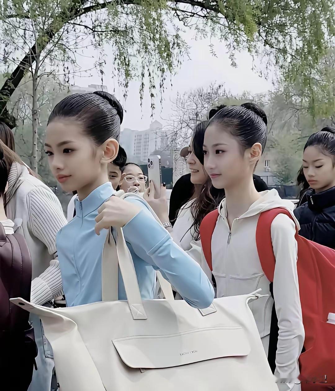北戏艺考现场，美女如云，网友说：如果我有这样的女儿，决不让她学戏，只要进了娱乐圈