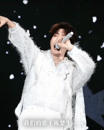 再就业兄弟们观看陆虎北京演唱会，齐刷刷一排，真是不放过任何一次秀恩爱的机会啊[捂