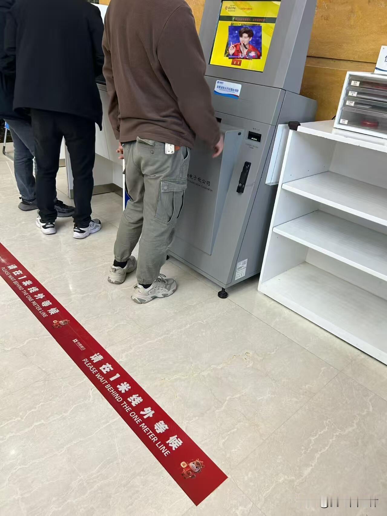 碰到这样的哥，真的服了，负债80W，三个月查了20次，半年查了48次，网袋52笔