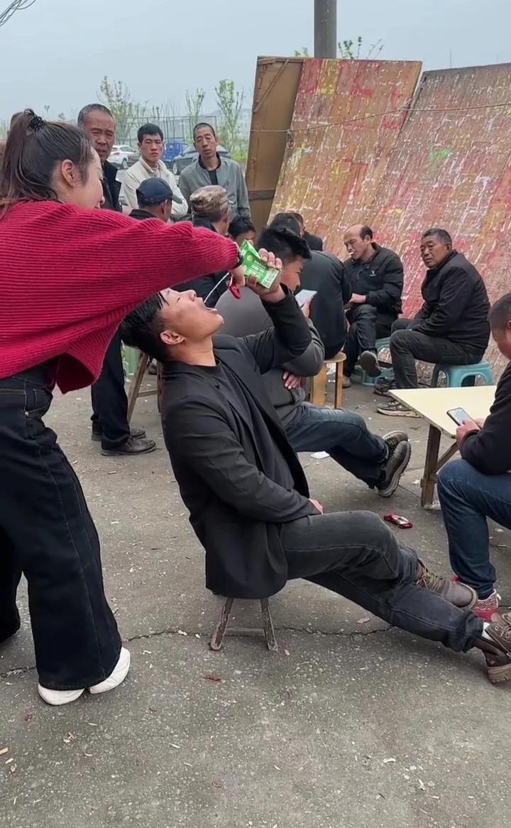 这娘们可不像好人。