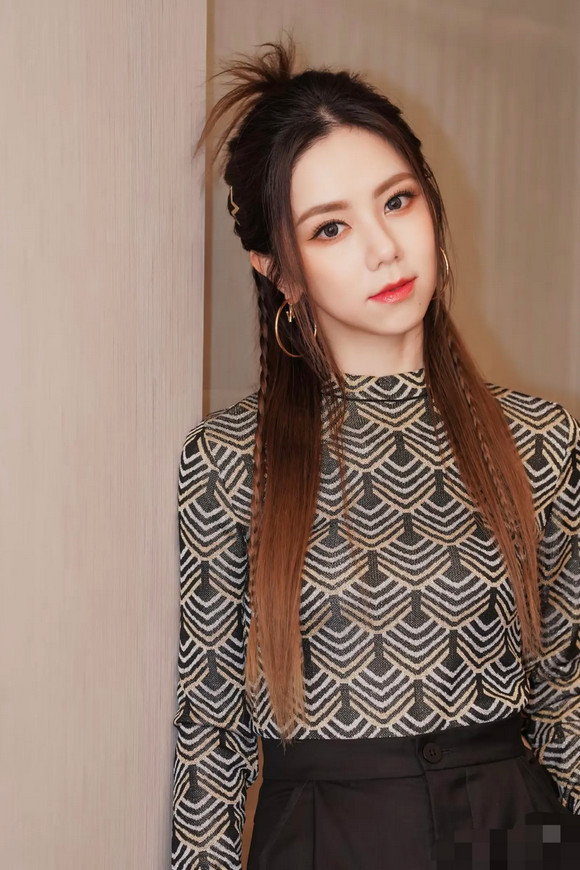 难道没人觉得，现在的邓紫棋有点“可怕”吗？明明已经是顶流歌手，却还在不停