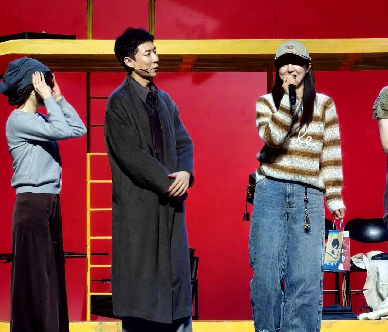 董璇陪张维伊去北大演舞台剧，新婚夫妻，还在甜蜜期呢，走哪都陪着！感觉现在综艺的套
