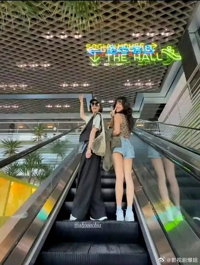 50岁贾静雯陪大女儿逛街，18岁梧桐妹穿搭大胆，身材十分吸睛！​​​