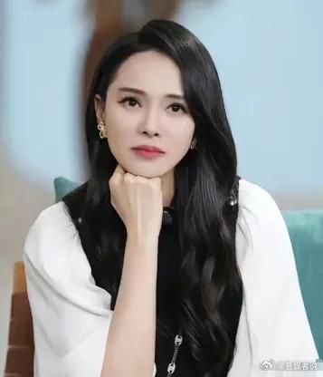 鲁豫问伊能静：“如果可以重头来你要秦昊还是庾澄庆？”伊能静反问：“如果可以选择，