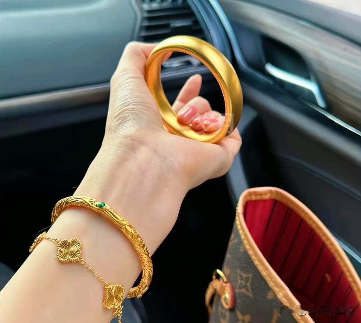 金价冲上1370元，有些人却再也笑不出来！当初金价每克九百一千的时候，多少人