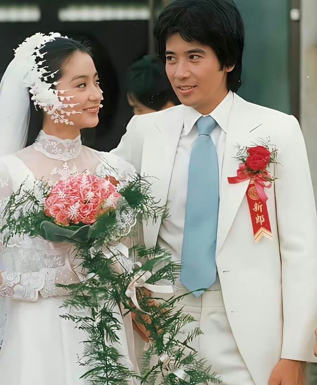 林青霞40岁那年穿的婚纱，当年被全网吐槽又土又壮，结果据说却是香奈儿设计师求着她