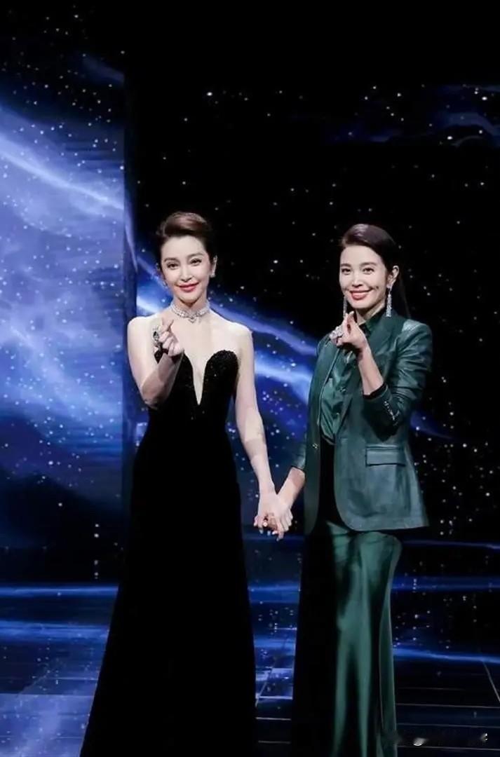 2026年2月5日晚，备受瞩目的“微博之夜”红毯上，一幕温馨画面成为焦点。52岁