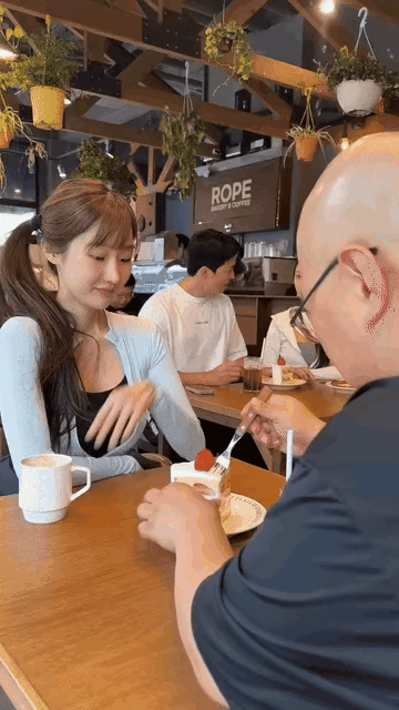 女朋友：瞧瞧人家如何提供情绪价值，好好学学……男朋友：好滴，收到！我立马去执行