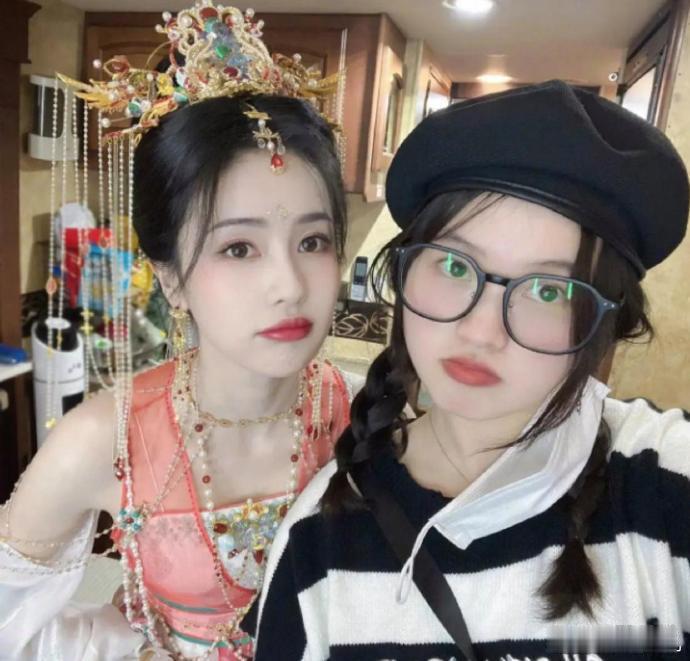 1.白鹿的助理呵呵，现已任职于白鹿的新工作室担任经纪人。她早在几年前就考取了经纪人资格证，二人相伴多