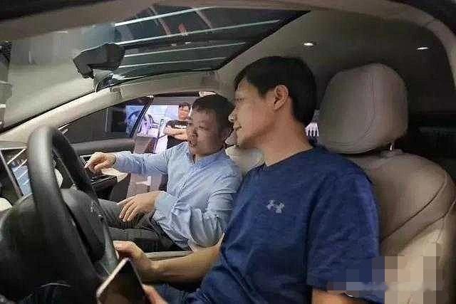 何小鹏和李斌当年拉着雷军看车，结果把小米创始人成功劝进了造车赛道。这...