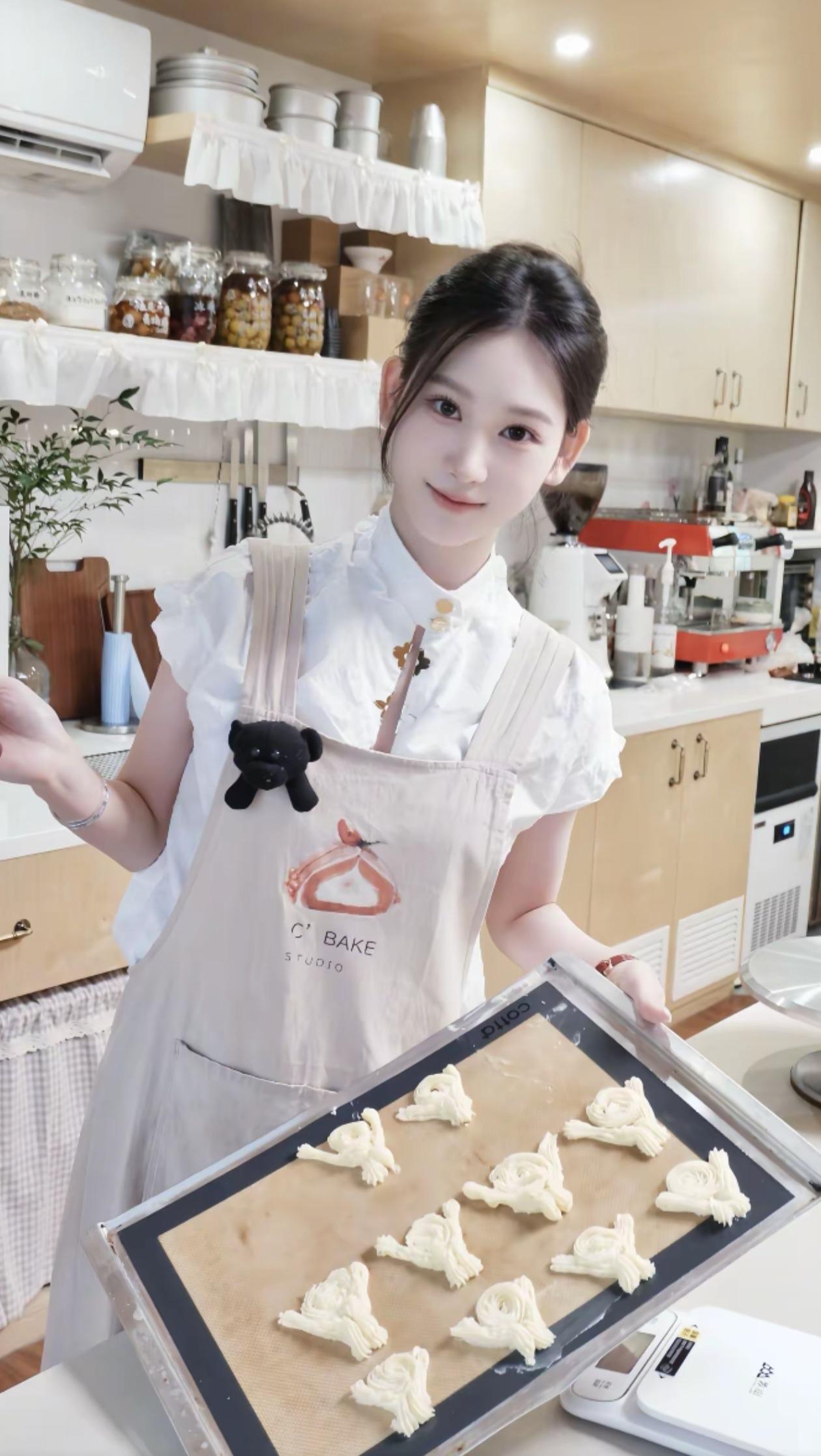 甜美女孩在做糕点