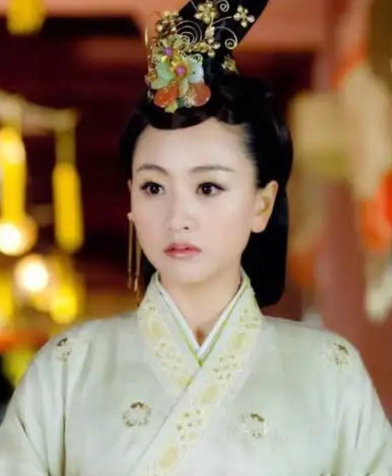 1075年，辽主耶律洪基逼皇后萧观音含冤自尽，事后竟命人剥去衣物，用苇席一裹，扔
