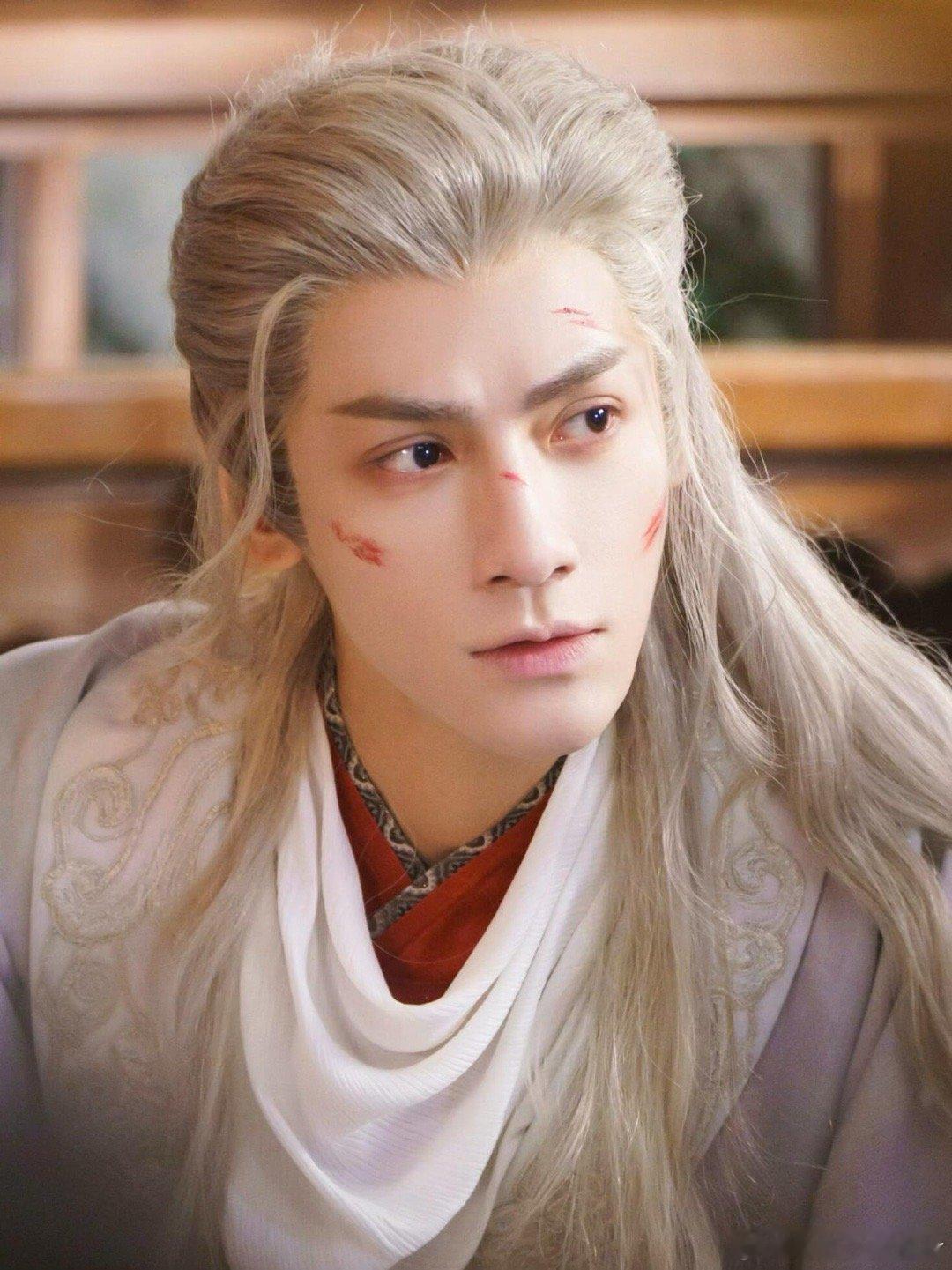 唐俪辞这个造型莫名有种幼狐时期的感觉锋利中透着无助感唐俪辞｜罗云熙