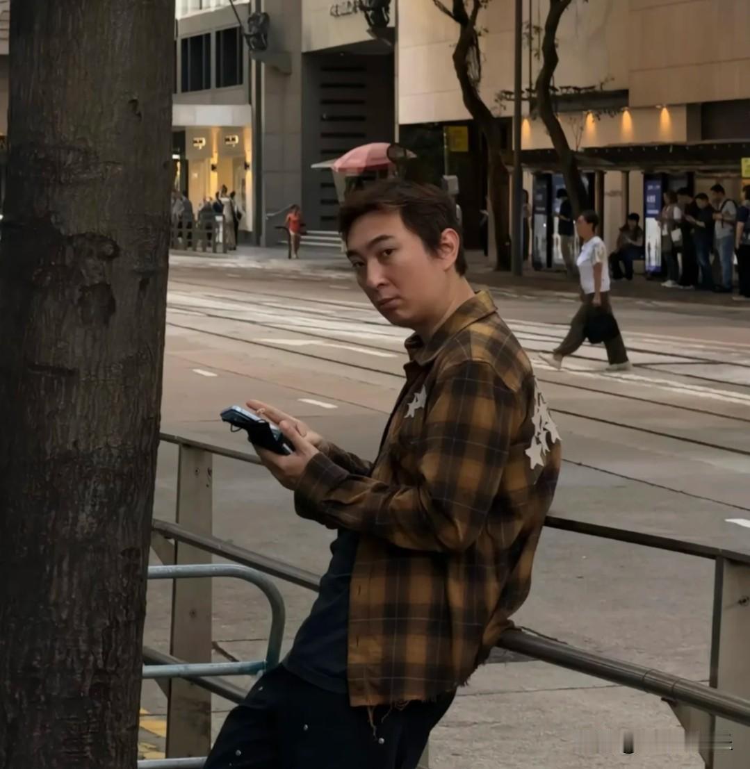 王思聪懒懒香港过中秋节被网友偶遇，照片里的王思聪看着状态还不错，面对镜头时，神