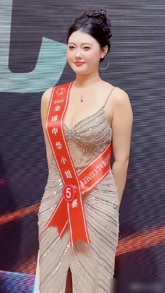 连子欣拿中华小姐香港赛区冠军，竟因175cm120斤的身材砸烂内娱审美桌！中