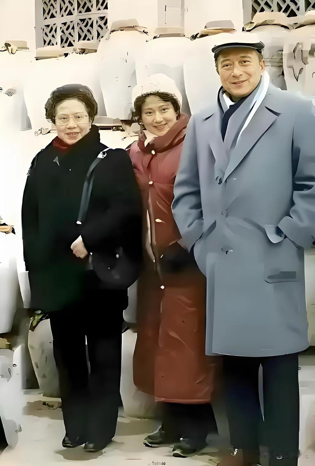 越剧演员徐玉兰，王文娟，著名电影表演艺术家孙道临三人合影照。徐玉兰和王文娟分别饰