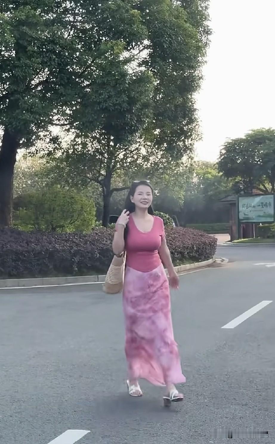 这样身材的美女真的太有魅力了，谁能娶回家真的会很幸福。