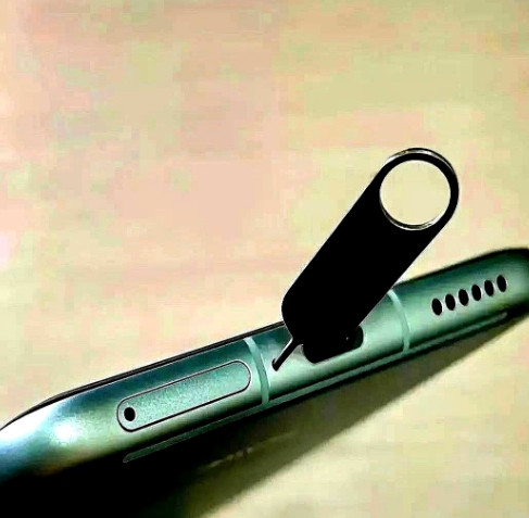家人们！今天发现了个惊掉下巴的手机秘密！充电口边上这个针尖大的小孔，我赌