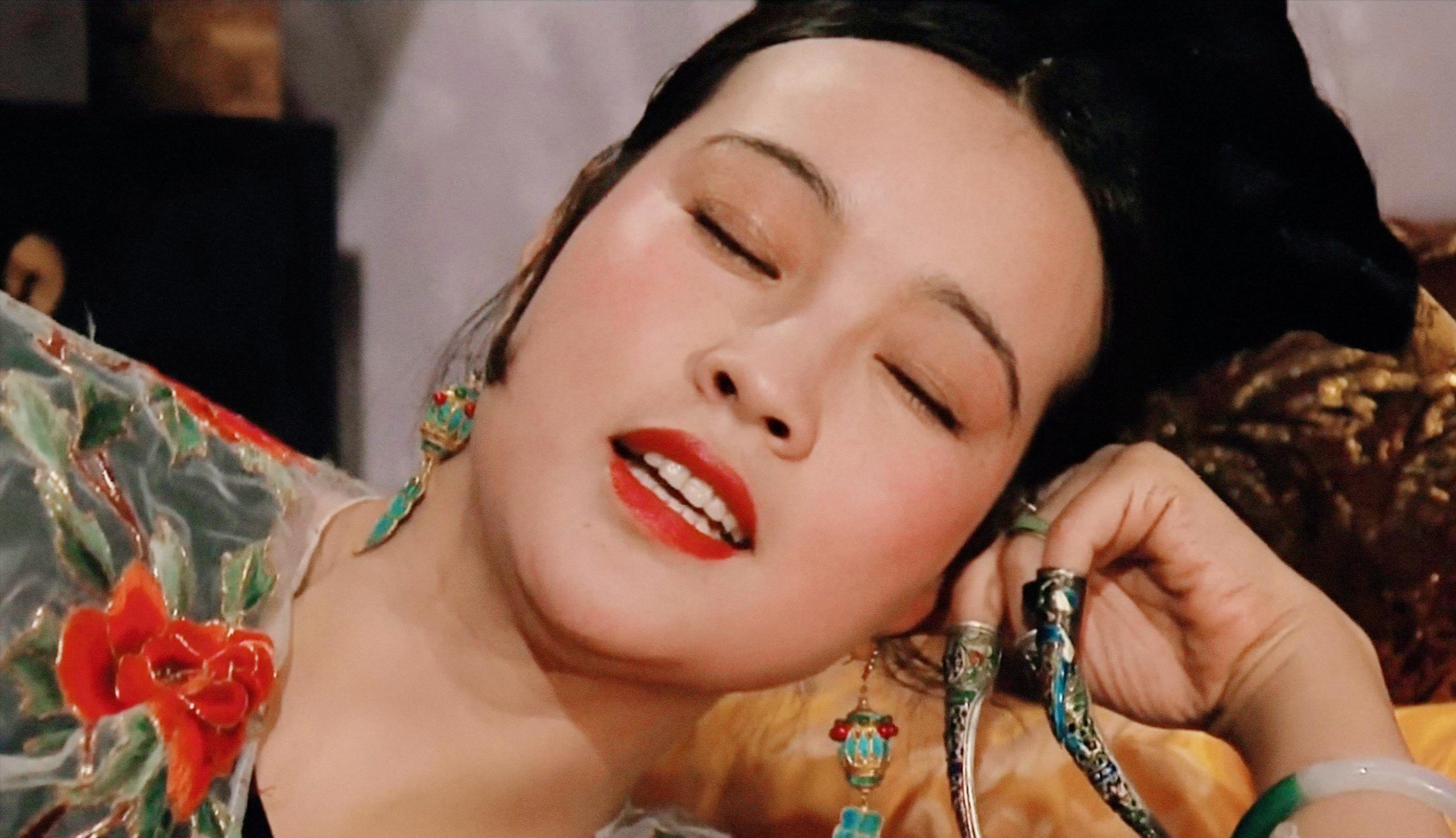 1908年，慈禧驾崩，李莲英奉上珍宝，被逐出宫门。隆裕太后接过李莲英呈上