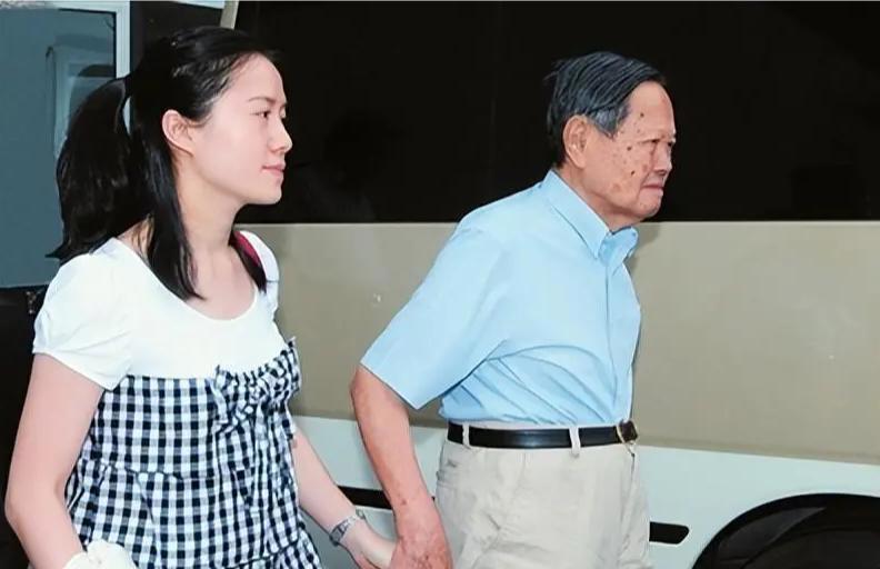 28岁的翁帆嫁给了82岁的杨振宁，两人一起走过了21年的时间，她给予更多的是陪伴