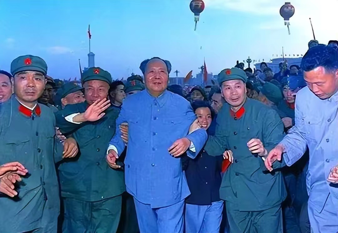 众将簇拥毛主席，毛主席的光辉传四方。毛主席身边的这几位将军都是谁？