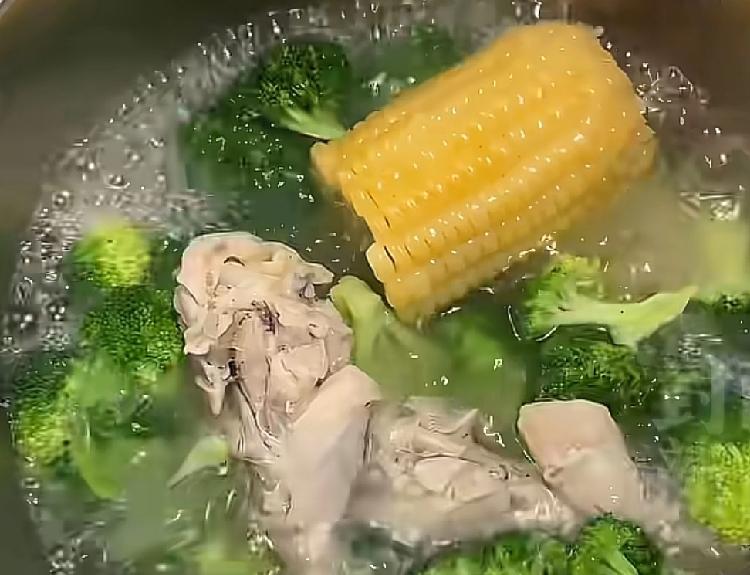 可能现在很多人对自律两个字的理解出现了误会大部分人认为自律就是清淡饮食，吃一些