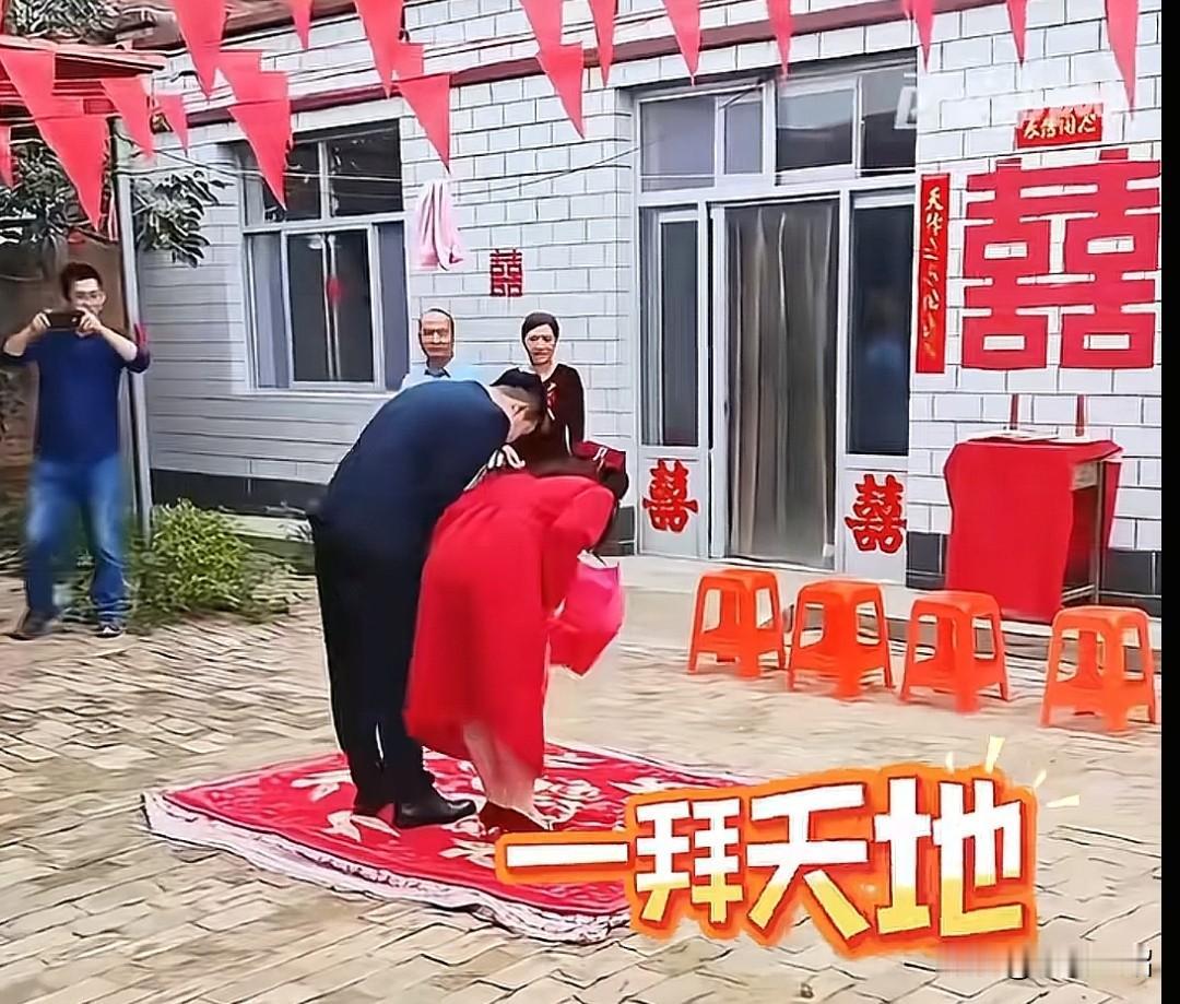 河北两名博士举办的婚礼上了热搜，不是婚礼有多豪华奢侈，而是因为婚礼举办的非常寒酸