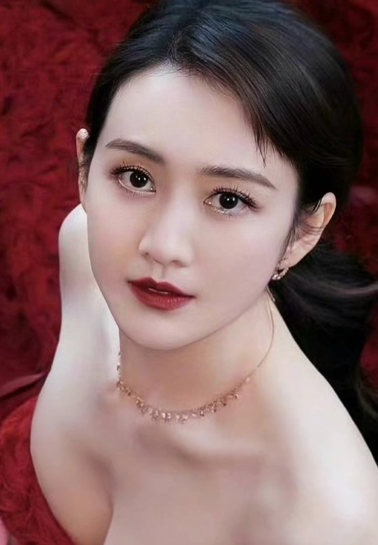 王鸥43岁这个状态能打成这样，说是惊艳迷人的女神真的一点不夸张。
